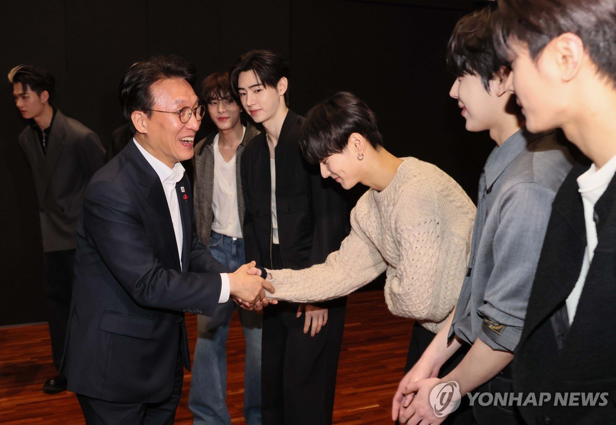 byeol_ice's tweet image. 엔하이픈 만난 김민석 국무총리

김민석 국무총리가 21일 서울 용산구 하이브 사옥을 방문, 엔하이픈과 인사하고 있다. 2026.1.21

#엔하이픈 #ENHYPEN