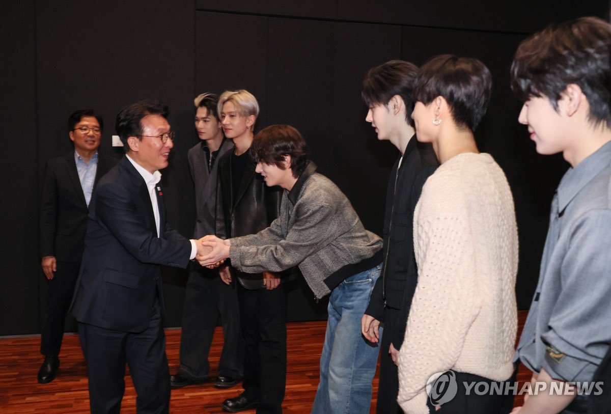 byeol_ice's tweet image. 엔하이픈 만난 김민석 국무총리

김민석 국무총리가 21일 서울 용산구 하이브 사옥을 방문, 엔하이픈과 인사하고 있다. 2026.1.21

#엔하이픈 #ENHYPEN