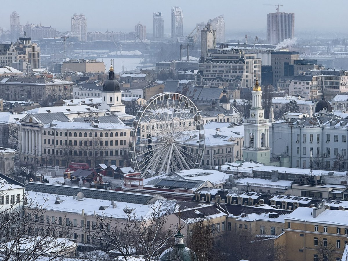 Aptuveni katrs sestais Kijivas iedzīvotājs pēc 09.01 krievijas uzbrukuma pametis Kijivu - kopumā ap 600 tk, tā Kličko. 20.01 uzbrukumā no jauna liela daļa atstāta tumsā/aukstumā. Vietām - ja arī siltums ir, tas ir tāds, ka biezās slēpošanas bikses arī iekštelpās negribas vilkt