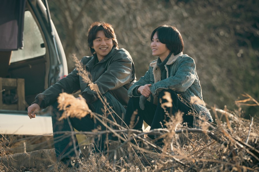soompi's tweet image. #GongYoo And #SongHyeKyo Are Childhood Friends In “#Tantara” First Look
soompi.com/article/181362…