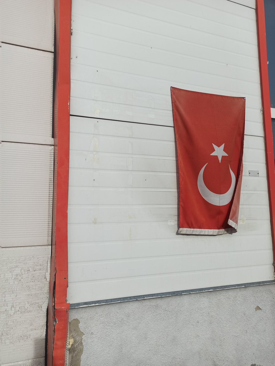 mstfsisli's tweet photo. @ulkucuresmitc Eleman, vatanın tehlikede olduğunu biz 24 yıldır söylüyoruz. Mesele sınırdaki üç beş çapulcu değil. Mesele, o çapulcular ile aynı safta olan sizlersiniz. https://t.co/SFzPFKqRbn