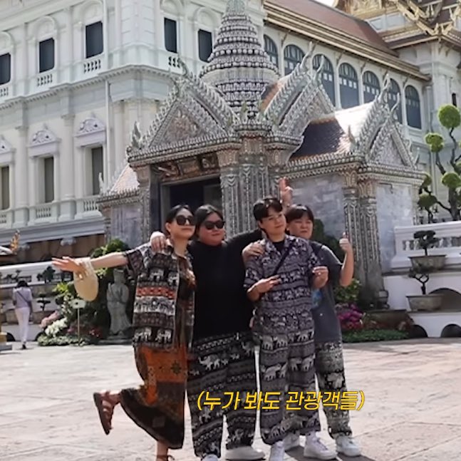 this reminds me of that time when jihyo went to thailand with their managers and they all had matching outfits too