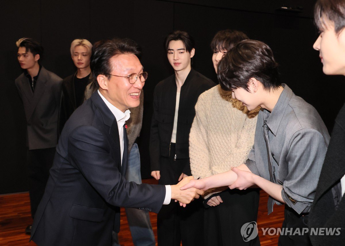 rikittalgi's tweet image. South Korea's Prime Minister Kim Min Seok meets ENHYPEN at HYBE headquarters today