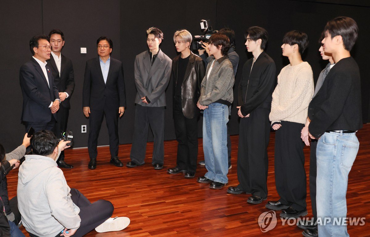 rikittalgi's tweet image. South Korea's Prime Minister Kim Min Seok meets ENHYPEN at HYBE headquarters today