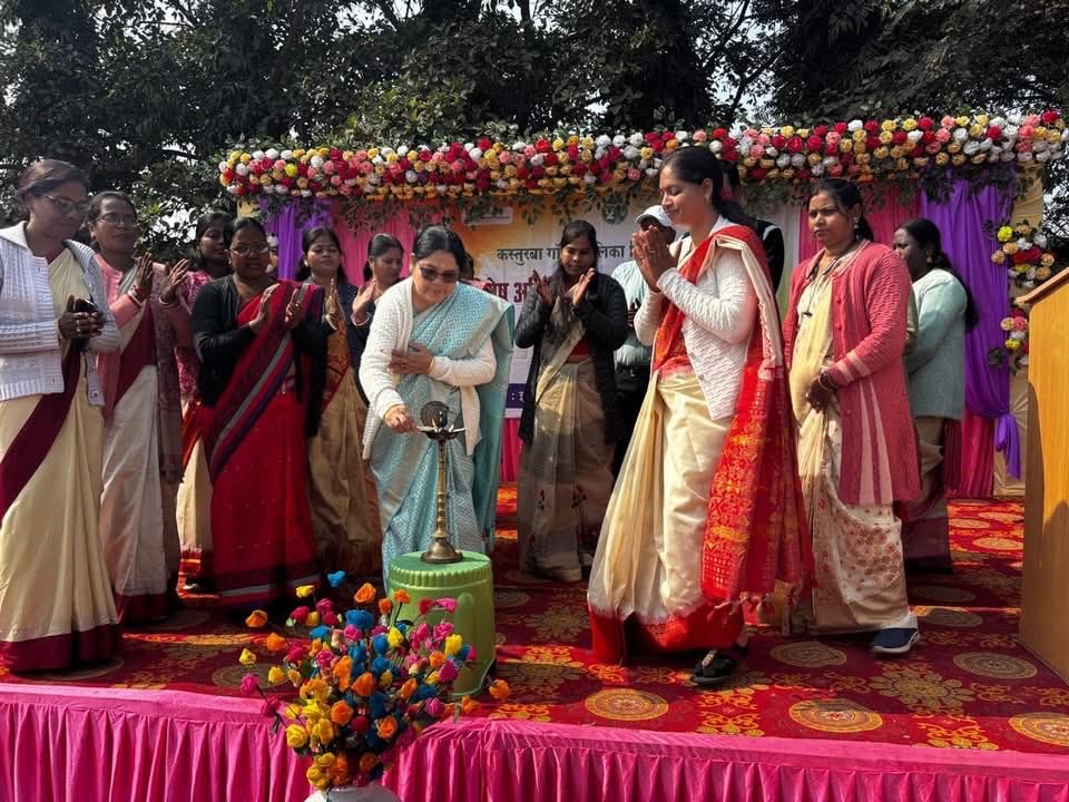 sabitamahatoJMM's tweet photo. कस्तूरबा गांधी बालिका विद्यालय, चांडिल में आयोजित विशेष अभिभावक-शिक्षक बैठक में शामिल होकर कार्यक्रम की शुरुआत की। छात्राओं के उज्ज्वल भविष्य के लिए अभिभावकों और शिक्षकों के बीच संवाद व समन्वय स्थापित करना आवश्य��� है जिससे एक सकारात्मक और बेहतर शैक्षणिक माहौल बन सके। 

@HemantSorenJMM 
@JmmJharkhand 

#Ichagarh #Chandil #kasturbagandhibalikavidyalaya 
#Education #JharkhandMuktiMorcha #Jmm #SabitaMahato