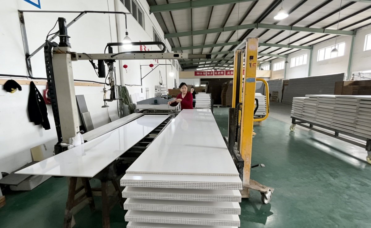 YaoCha77748's tweet image. Factory strength behind every panel 🏭 Homartie produces PVC ceiling, PVC wall &amp;amp; WPC wall panels with stable output and consistent quality for bulk projects.
📞 +86 182 5830 8982 | homartie.com
#zhejianghaotian #factorymanufacturing #pvcpanel #pvcceiling
