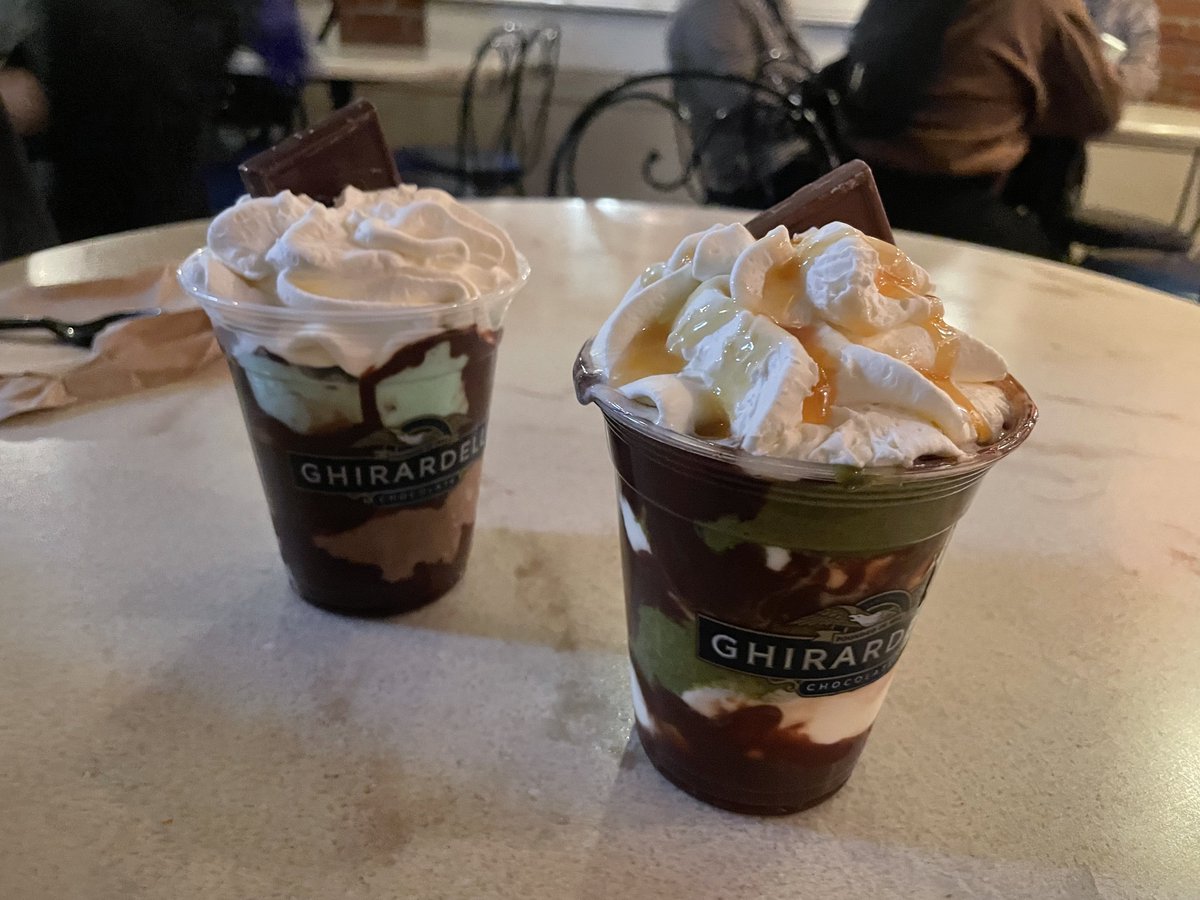 sameko71's tweet image. チョコレートのサンデーが、ミントとかドバイチョコとかあったから美味しそうで、値段見ずに買ったら2つで6,700円くらいして大きな声で泣いちゃった