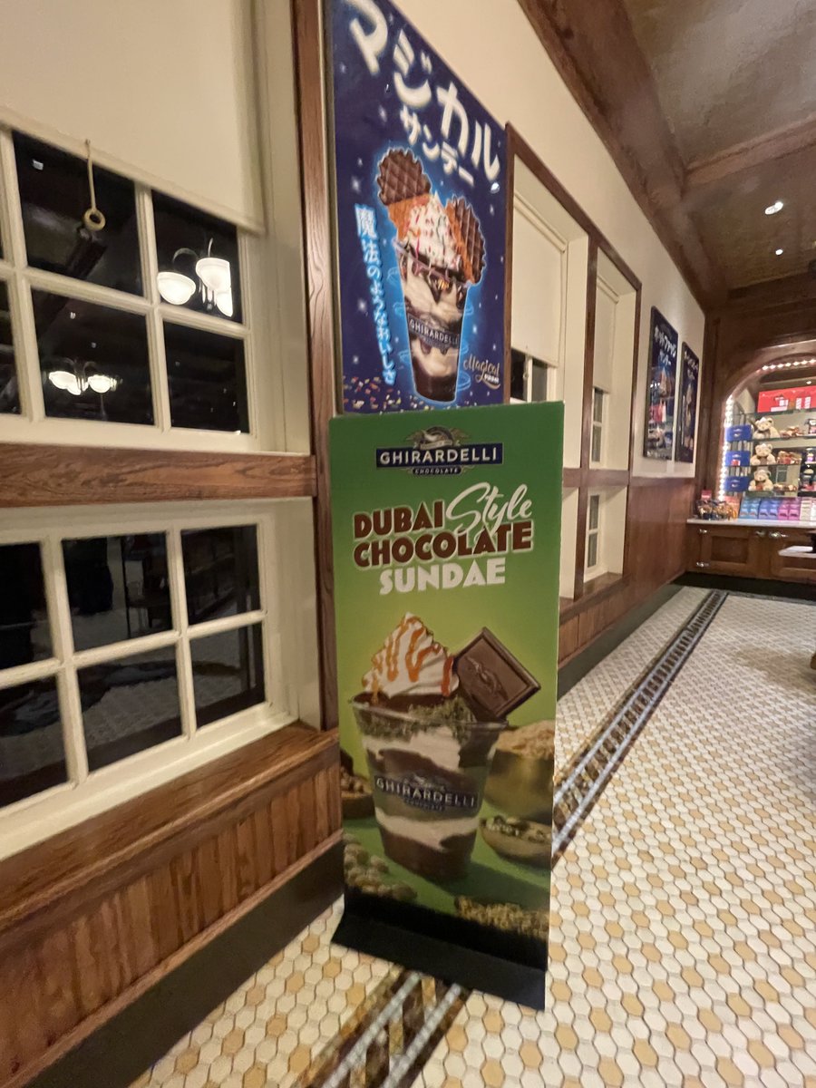 sameko71's tweet image. チョコレートのサンデーが、ミントとかドバイチョコとかあったから美味しそうで、値段見ずに買ったら2つで6,700円くらいして大きな声で泣いちゃった