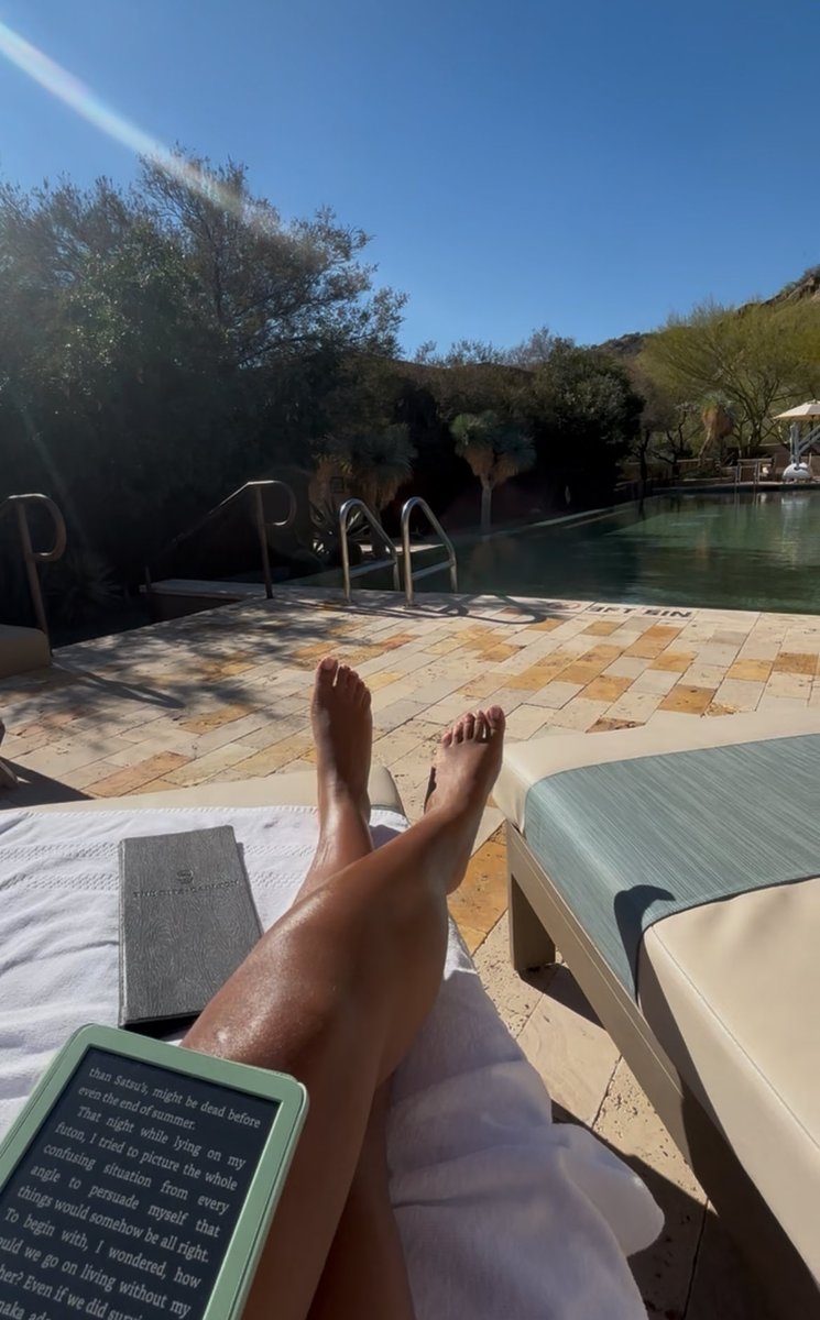 datedevondare's tweet image. Happy Near Year darlings. I’ll be back in February 😘 Contemplating how to regrow my twitter account in the mean time 💭