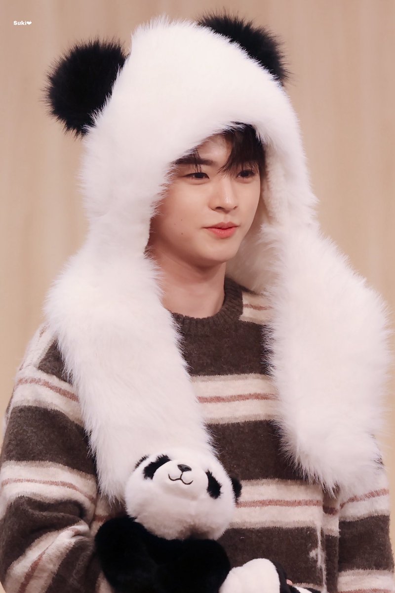 SukiHyojin94's tweet image. 260118 뽀송 아기 판다 🐼 #효진