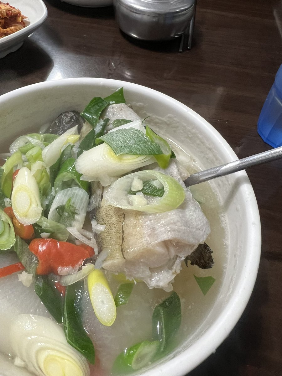 basicyeob's tweet photo. 부산 사상에서 주 5일 다 팔면 문 닫는 명태탕 전문점

부산 벤치마킹 첫 매장으로 명태탕 집을 갔음.
오픈런 갔는데도 바로 웨이팅 줄이 있더라.

명태 한마리 들어갔는데, 홍고추가 들어가서 
칼칼하니 술 안마셨는데 해장 되는 느낌 ㅋㅋ
겉절이, 창란젓, 연근 조림 반찬 하나하나 다 맛있음.

대파랑 홍고추 정갈하게 썰어주고 무도 깎아서 썰어
한 그릇 안에 정성이 잘 담긴 느낌이 팍팍 남.

다 팔면 문 닫고 가시니 오전 일찍 가보시길 추천.

단일 메뉴 하나로 판매하니 전문성 제대로 느껴짐.

이곳저곳 다녀보면 무엇 하나만 제대로 파도
먹고 사는데는 문제 없다는 걸 진짜 많이 느낌.

물론 시간이 쌓인 부분도 있지만, 
한식 카테고리에서 전문점 키워드로 자리 잡으면
운영에서나 식자재 코스트 측면에서나 너무 좋다.

지방에 이런 보물들을 발견할 때 마다 기분이 좋음.

📍 육일원조명태탕
