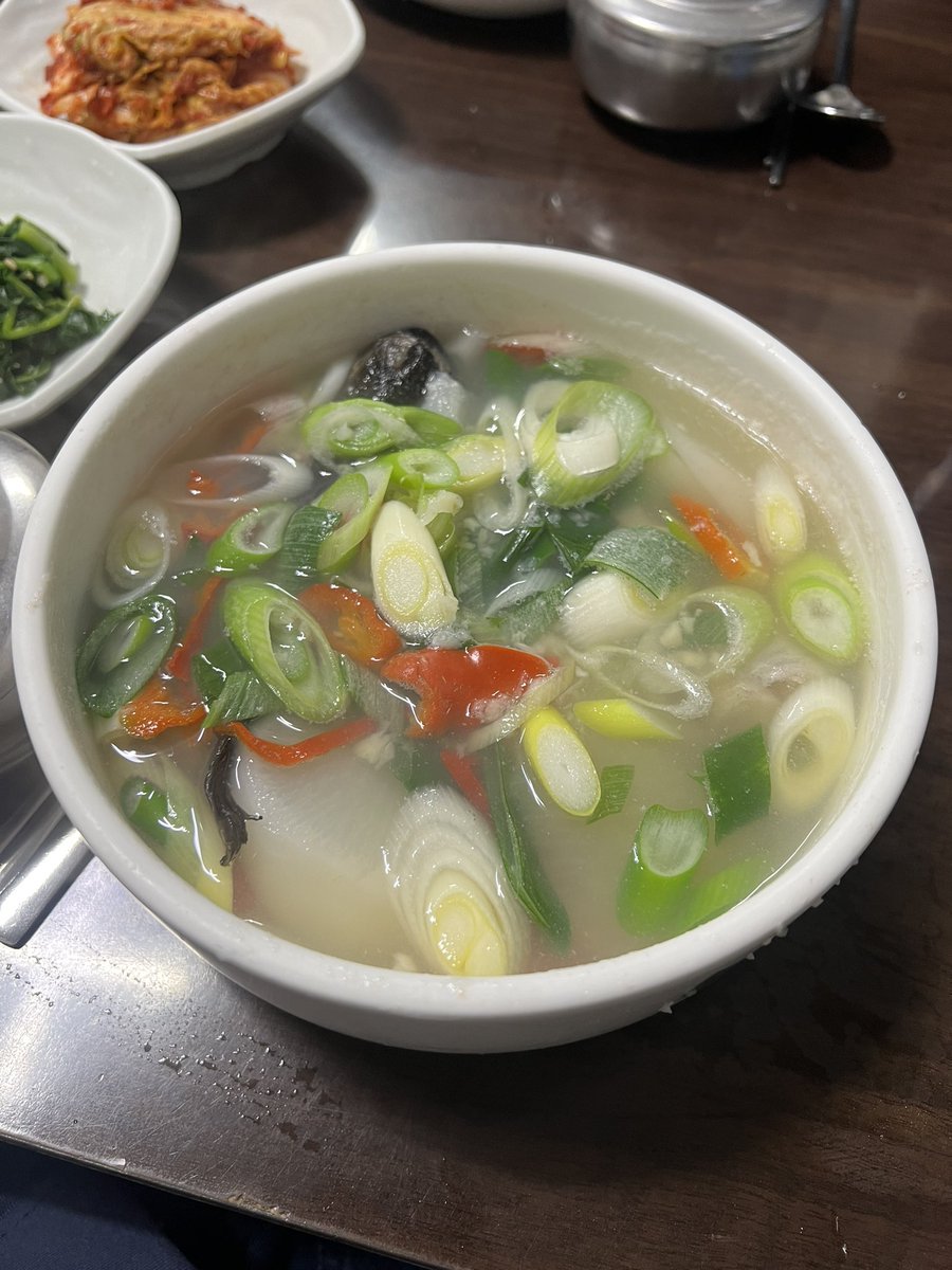 basicyeob's tweet photo. 부산 사상에서 주 5일 다 팔면 문 닫는 명태탕 전문점

부산 벤치마킹 첫 매장으로 명태탕 집을 갔음.
오픈런 갔는데도 바로 웨이팅 줄이 있더라.

명태 한마리 들어갔는데, 홍고추가 들어가서 
칼칼하니 술 안마셨는데 해장 되는 느낌 ㅋㅋ
겉절이, 창란젓, 연근 조림 반찬 하나하나 다 맛있음.

대파랑 홍고추 정갈하게 썰어주고 무도 깎아서 썰어
한 그릇 안에 정성이 잘 담긴 느낌이 팍팍 남.

다 팔면 문 닫고 가시니 오전 일찍 가보시길 추천.

단일 메뉴 하나로 판매하니 전문성 제대로 느껴짐.

이곳저곳 다녀보면 무엇 하나만 제대로 파도
먹고 사는데는 문제 없다는 걸 진짜 많이 느낌.

물론 시간이 쌓인 부분도 있지만, 
한식 카테고리에서 전문점 키워드로 자리 잡으면
운영에서나 식자재 코스트 측면에서나 너무 좋다.

지방에 이런 보물들을 발견할 때 마다 기분이 좋음.

📍 육일원조명태탕