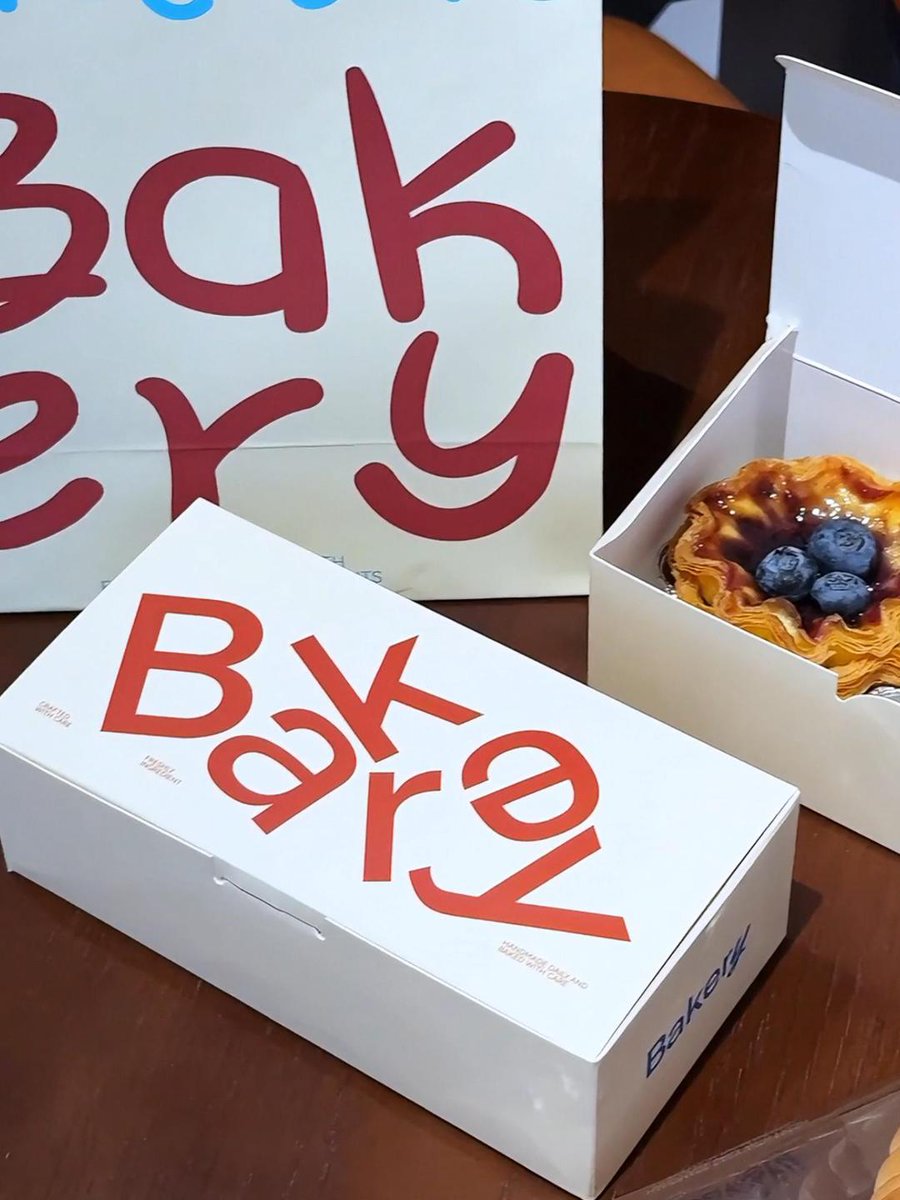 IntlLeabon's tweet image. Not just the products making you drool 😋 — even the packaging is chic and worthy! Who doesn’t love a brand that stands out like this?#BakeryPackaging #CustomBakeryPackaging #BakeryStorePackaging
#BreadBags #CakeBoxCustomization #DessertBoxCustomization #leabonpack