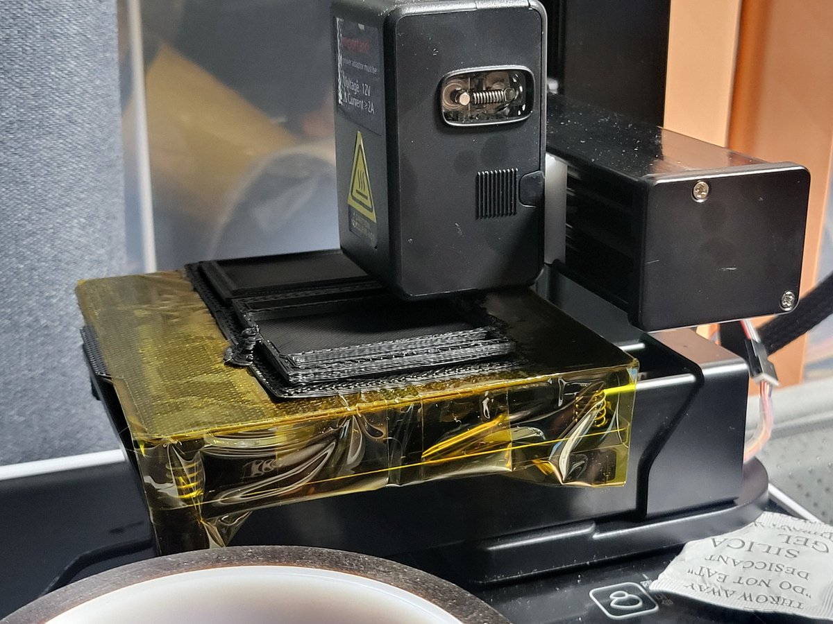 Canny_vt's tweet image. 뭔레 레벨링이 이상하게 되는듯한 느낌이였는데
창고 구석에 박혀있던 캡톤테이프 붙이니까 드디어 좀 잘 출력되는 느낌이군요...
역시 할 수 있는걸 전부 해봐야지만...