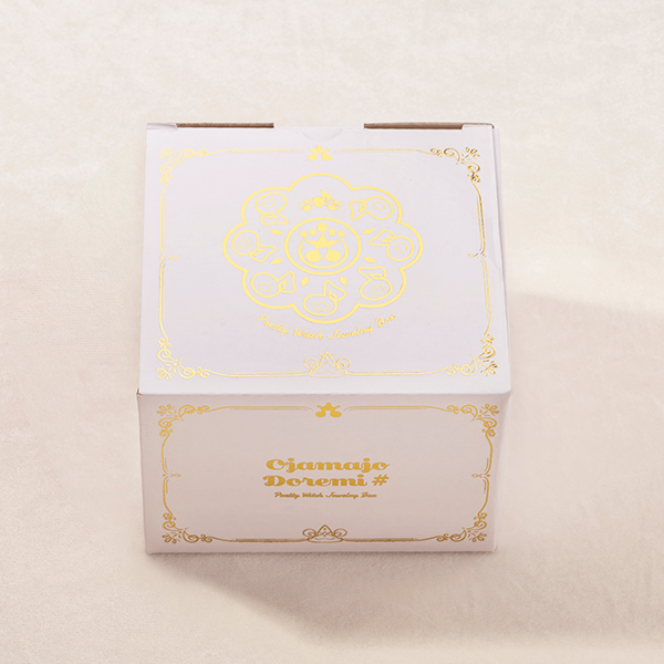 Doremi_staff's tweet photo. 🧙‍♀️予約受付中🧙‍♀️

「MAHO堂オンライン」よりリズムタップのジュエリーボックスが予約受付中！

受け皿部分は、リズムタップらしい“お花”をイメージしたデザインに、花びらがふんわり重なるような造形で、並べたアクセサリーをやさしく包み込むように仕上げました！

さらに繊細かつ上品な輝きのパール加工を施した、豪華な仕様となっております。

予約期間：1月30日(金)13時～2月20日（金）23時59分

ご予約はこちら
https://t.co/WIH5H0HPOp

詳しくはこちら📷
https://t.co/dxgm0ulGaO

#おジャ魔女どれみ