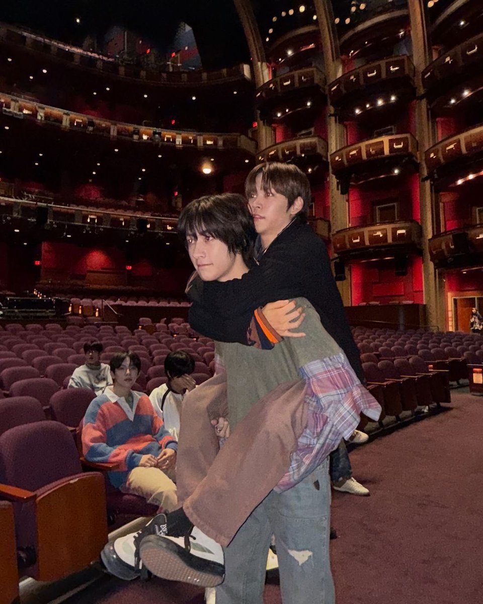 kimtonosaur's tweet image. นั่งตัก นอนตัก ขี่หลัง จุ้บแก้ม ต้นพิ้งเหมาหมด