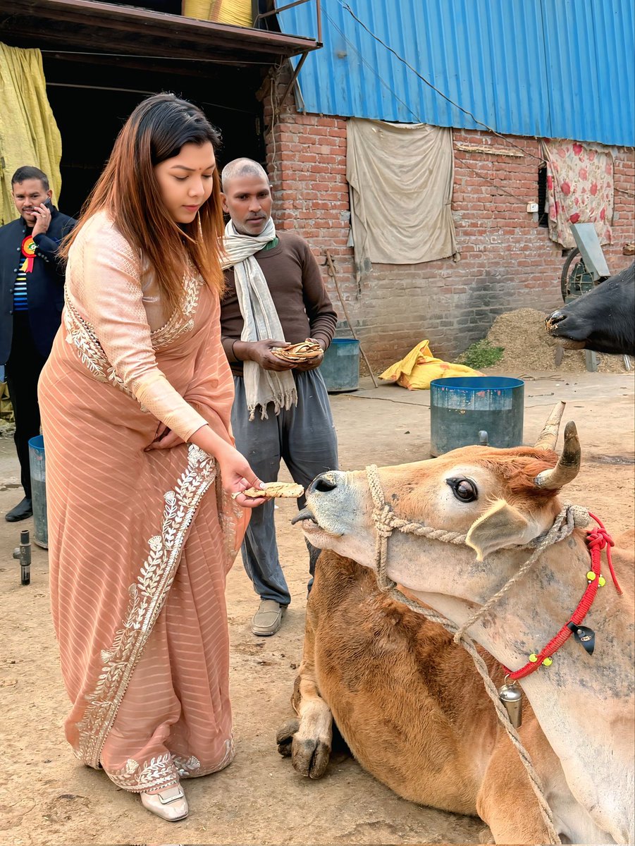 दिल में प्यार, होठों पर मुस्कान रखो,
हर दिन को जीत की एक नई पहचान रखो 😊

#drpriyankamaurya
