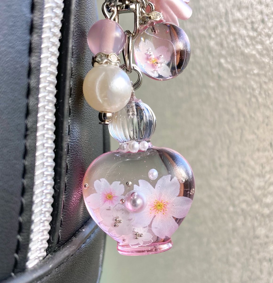 桜の小瓶バッグチャームできました🌸
 
#レジン  #ハンドメイド  #桜 #バックチャーム