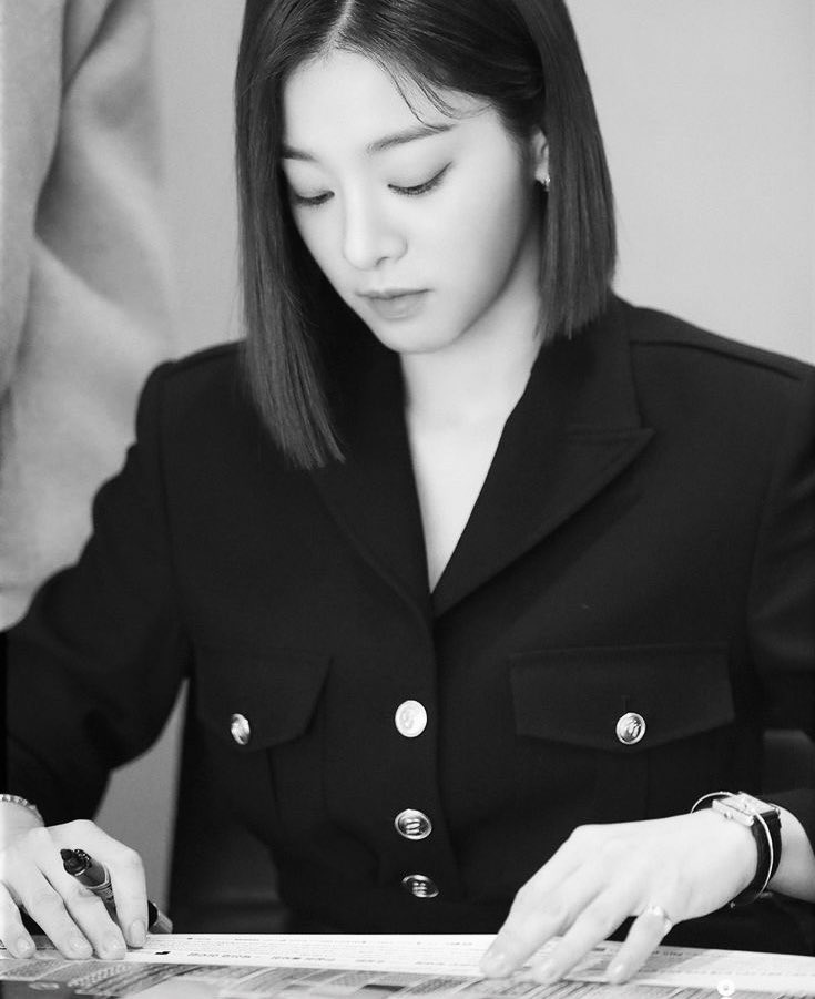 semumerona's tweet image. ㅤ 
Kelihatan fokus padahal di kepalanya lagi mikir : sate padang enak kali ya? 
ㅤ