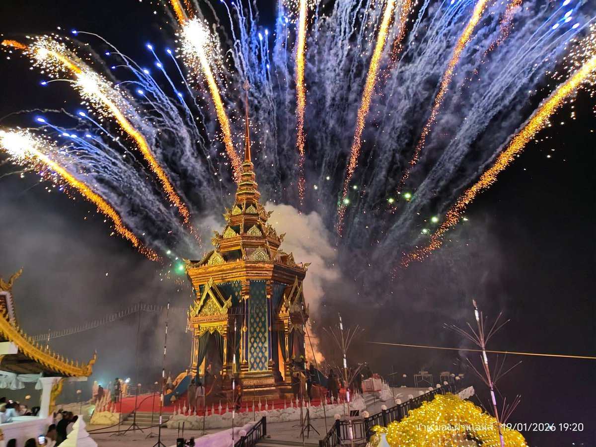 karma_trust_'s tweet image. พลุงานพระราชทานเพลิงศพหลวงปู่ไพบูลย์ สุมังคโล ทำถึงมาก สวยมาก งานทุกอย่างจัดได้ยอดเยี่ยมสวยยิ่งใหญ่อลังการ สมพระเกียรติหลวงปู่จริงๆ
ภาพจาก นายมอง ผ่านเลนส์