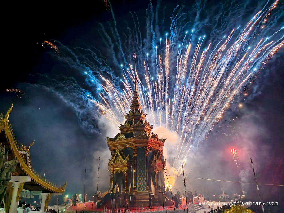 karma_trust_'s tweet image. พลุงานพระราชทานเพลิงศพหลวงปู่ไพบูลย์ สุมังคโล ทำถึงมาก สวยมาก งานทุกอย่างจัดได้ยอดเยี่ยมสวยยิ่งใหญ่อลังการ สมพระเกียรติหลวงปู่จริงๆ
ภาพจาก นายมอง ผ่านเลนส์