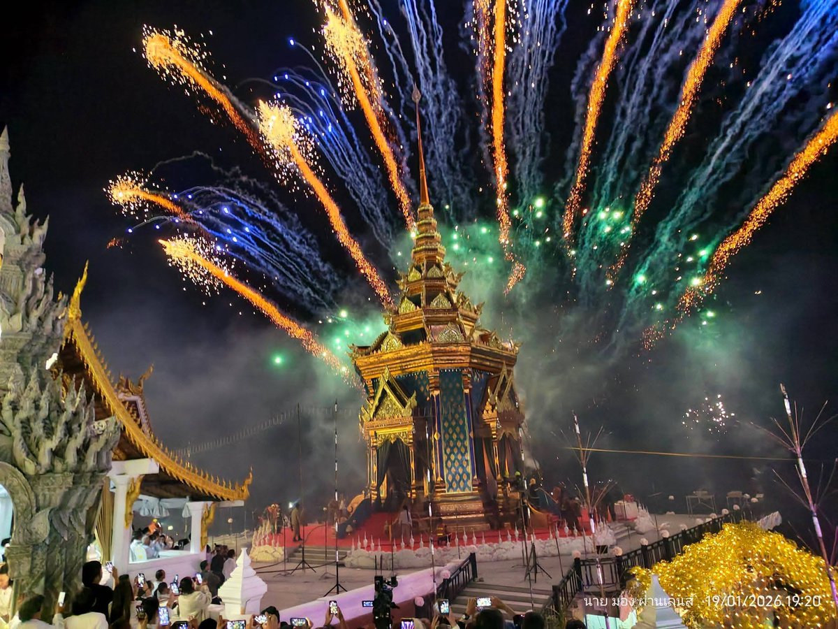 karma_trust_'s tweet image. พลุงานพระราชทานเพลิงศพหลวงปู่ไพบูลย์ สุมังคโล ทำถึงมาก สวยมาก งานทุกอย่างจัดได้ยอดเยี่ยมสวยยิ่งใหญ่อลังการ สมพระเกียรติหลวงปู่จริงๆ
ภาพจาก นายมอง ผ่านเลนส์