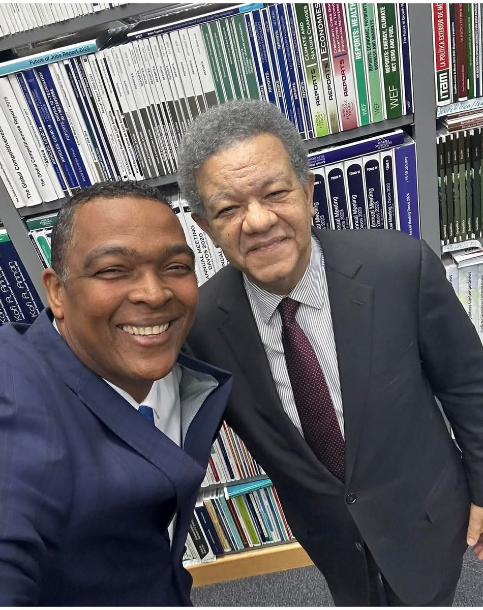 ¡Botello! El versátil luchador de los fondos de pensiones.  <a href="/PedroBotelloRD/">Dr. Pedro Botello</a> Pedro Botello junto ha Leonel Fernández <a href="/LeonelFernandez/">Leonel Fernández</a> #FPComunica #FuerzaDelPueblo la voz del pueblo y los trabajadores.  #Azua redsocialcodi.com <a href="/TodosJuntosSom1/">Juan Carlos Espinal. somosunord@gmail.com</a> <a href="/juanhubieredr/">juan hubiere del rosario</a> <a href="/luisgarrido18/">Luis  Garrido</a>