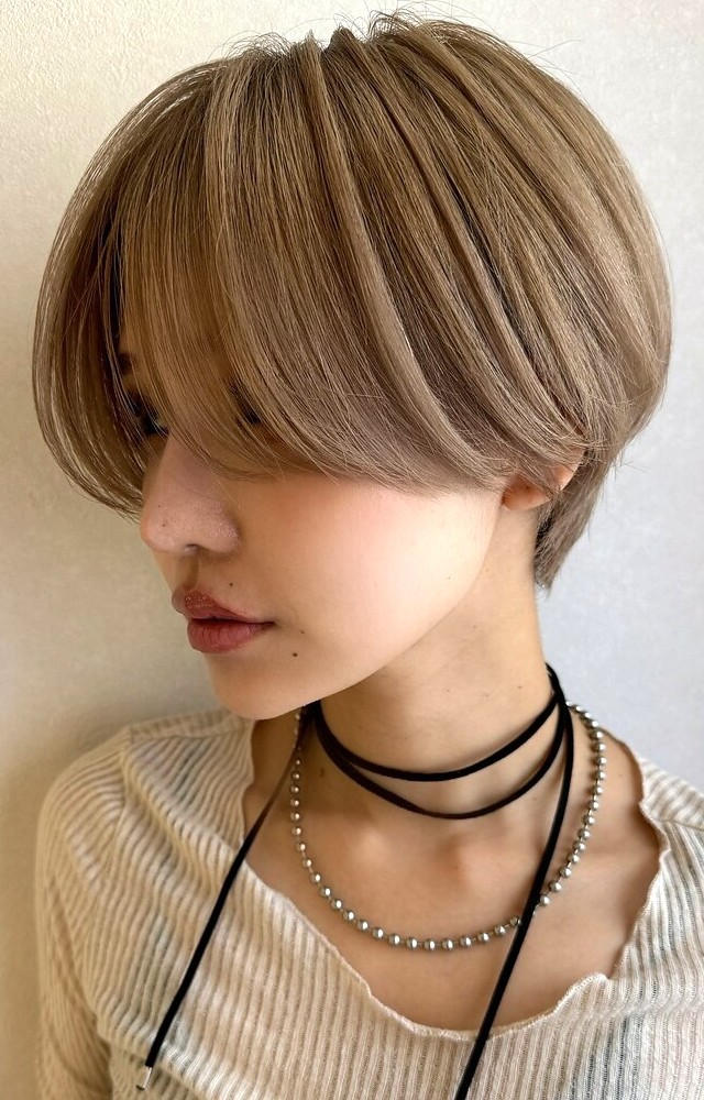 hotpepperbeauty's tweet photo. ハンサムショートは、 前髪とサイドは重め、襟足は短めのスタイル✂
うなじや首がすっきりとして、メリハリがあるの✨

似た髪型との違いは👇
ショートボブ： 表面の髪が長めで、ころんと丸い❤
マッシュショート：前髪から襟足までほぼ同じ長さで、緩やかに繋がる🍄

明日はサンプルを紹介するね😉 https://t.co/8MzENKy3pn