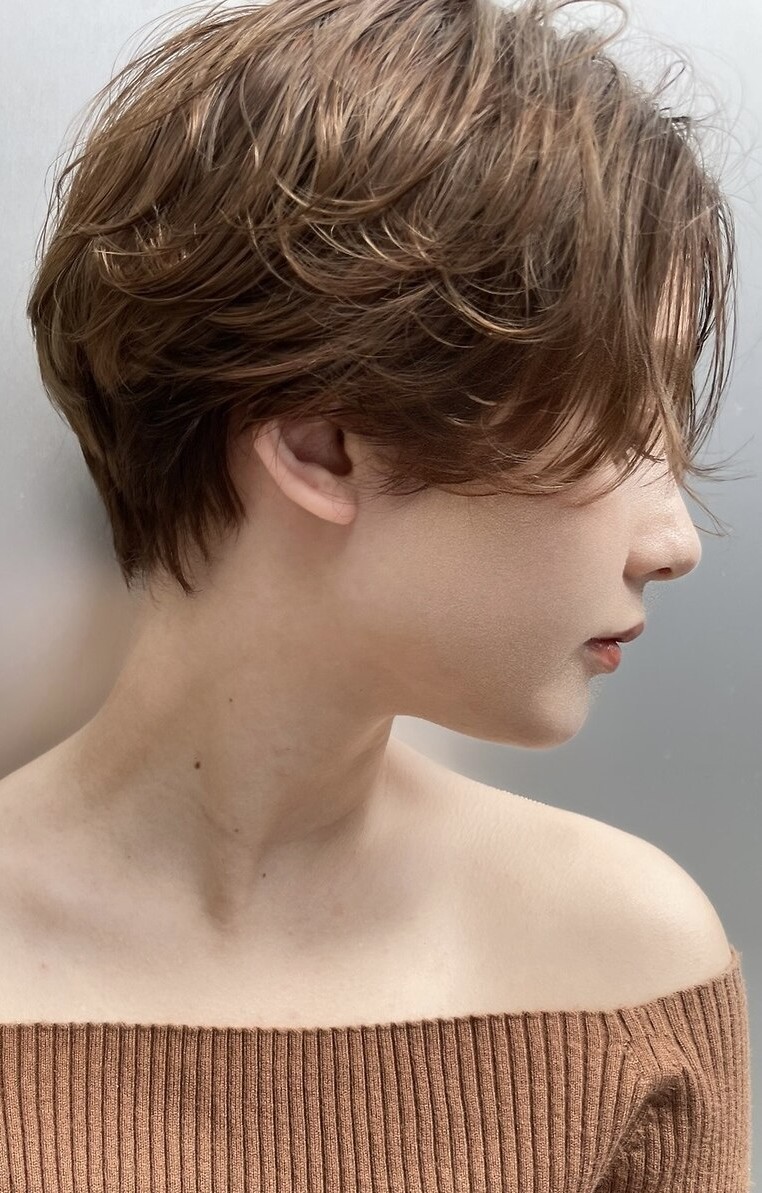 hotpepperbeauty's tweet photo. ハンサムショートは、 前髪とサイドは重め、襟足は短めのスタイル✂
うなじや首がすっきりとして、メリハリがあるの✨

似た髪型との違いは👇
ショートボブ： 表面の髪が長めで、ころんと丸い❤
マッシュショート：前髪から襟足までほぼ同じ長さで、緩やかに繋がる🍄

明日はサンプルを紹介するね😉 https://t.co/8MzENKy3pn