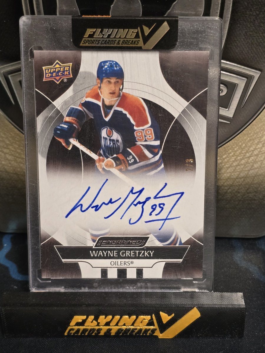 FlyingVCards's tweet image. Very nice trade mailday came in today 👌 

The #WayneGretzky is a beauty!! 🔥 Really digging this new Engrained @UpperDeckSports release!

As always, if anything you see is of interest, shoot me a DM 😃 

#FlyingVCards