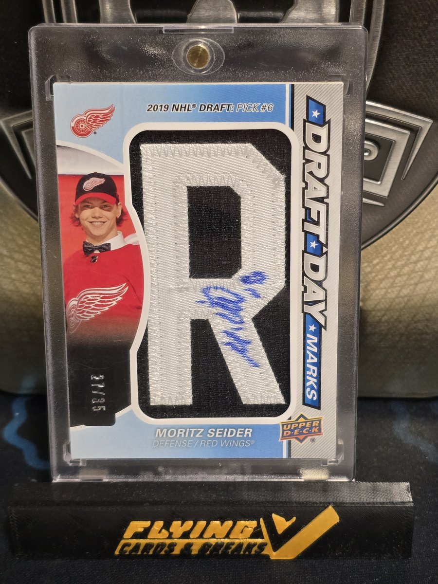 FlyingVCards's tweet image. Very nice trade mailday came in today 👌 

The #WayneGretzky is a beauty!! 🔥 Really digging this new Engrained @UpperDeckSports release!

As always, if anything you see is of interest, shoot me a DM 😃 

#FlyingVCards