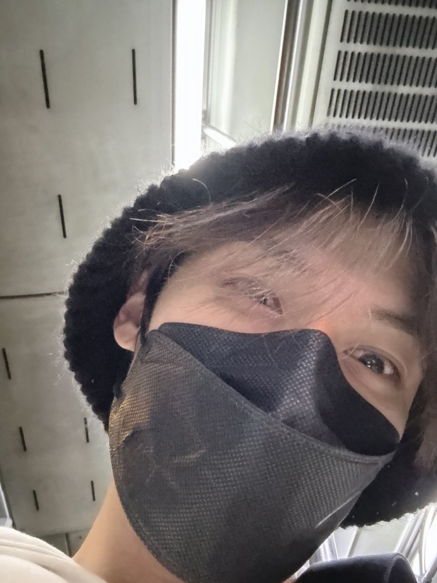 10know25's tweet image. 공항룩이란 건 진짜 변하지 않는거구나