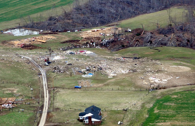 weather_history's tweet photo. February 5-6, 2008:

A substantial outbreak during Super Tuesday spawned 86 tornadoes throughout much of the South and lower Ohio Valley. 27 tornadoes were significant (EF2+), five of which reached EF4 intensity. 57 people were killed and more than 400 were injured. 

#wxhistory https://t.co/ItMC16qfNO