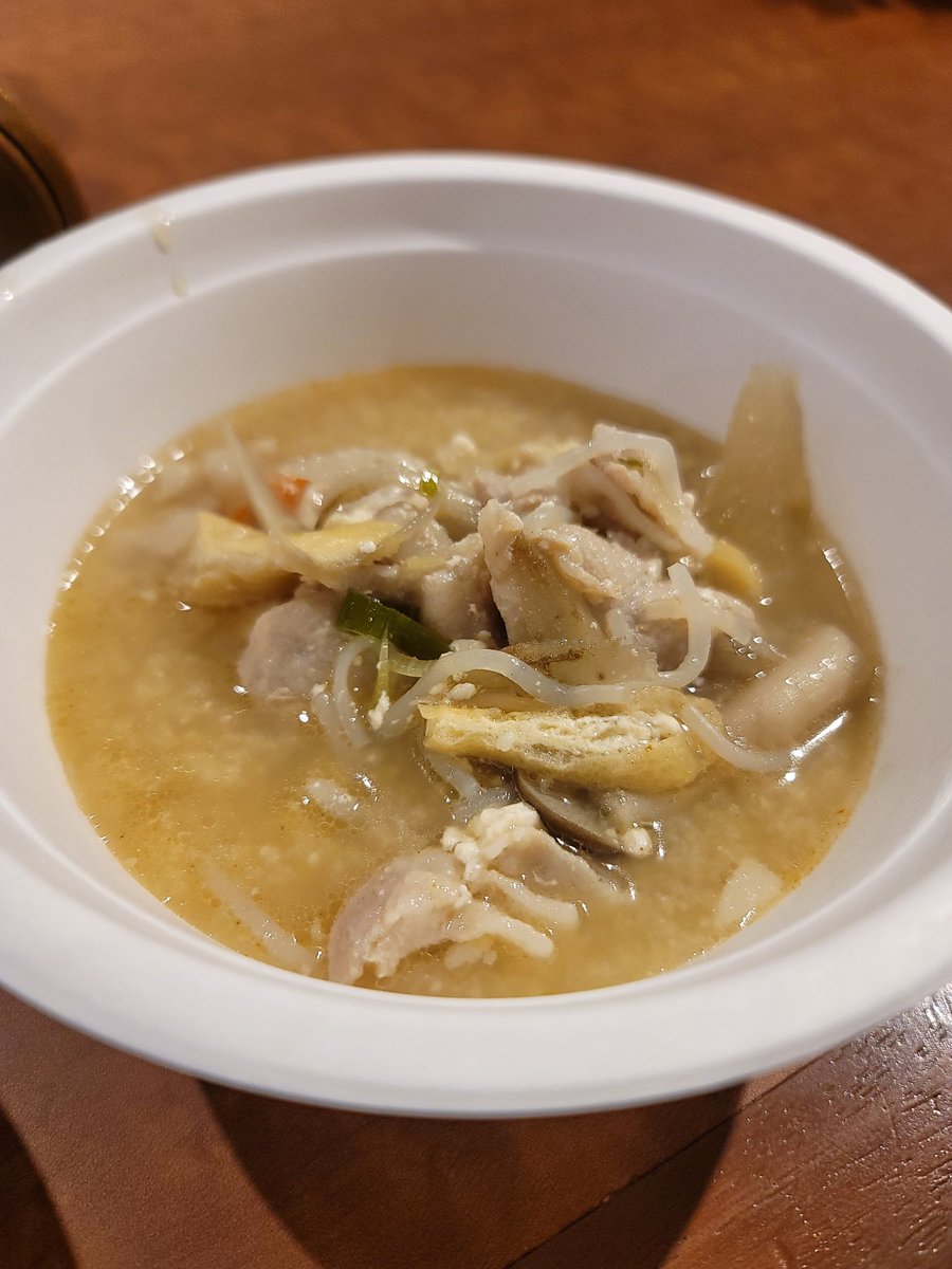 taberoots's tweet photo. 今日は、オフィスでとん汁。
野菜たっぷり、湯気もごちそう。
寒い日にこれがあるだけで、ちょっと元気になる。みんな頑張って
#とん汁 #会社ごはん #気まぐれ差し入れ #今日の献立 https://t.co/NzA2Og0E80