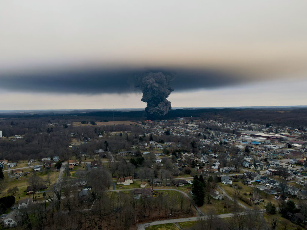 weather_history's tweet photo. February 6, 2023:

On February 3, a freight train carrying hazardous materials derailed in East Palestine, Ohio. On the 6th, officials conducted a controlled release &amp; burn of 5 vinyl chloride tanks. A temperature inversion caused toxic smoke to linger over the town.

#wxhistory https://t.co/syn2ehZGrm
