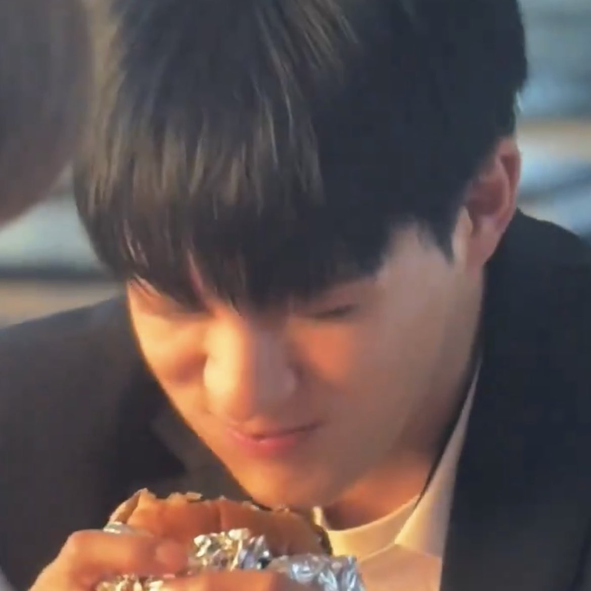 sweet2jj's tweet image. 바부 .. 엄청 신나서 햄부기 씬 웅 좋아 표정 나온거 ㅜㅜ