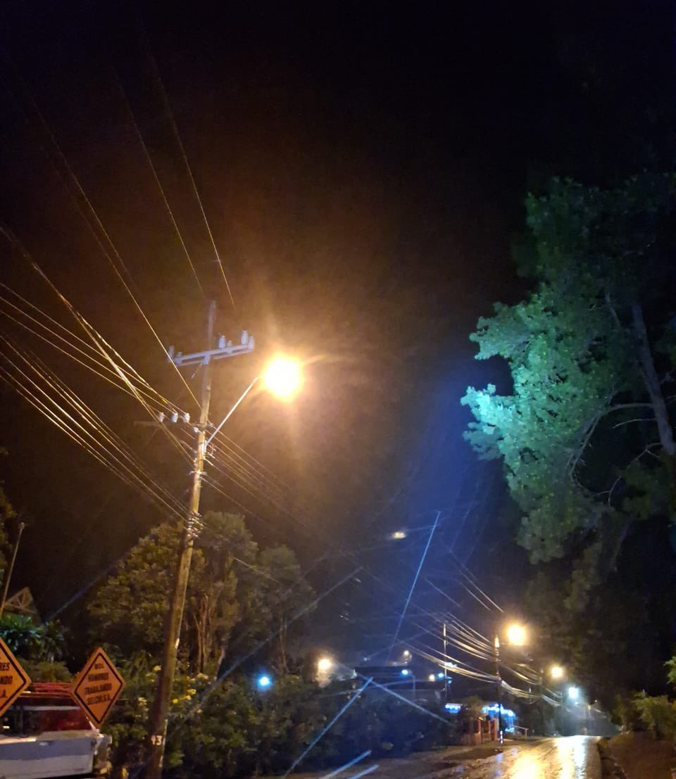 Informamos a nuestros clientes que se restableció el suministro en Boquete.
Debido a los fuertes vientos en el sector de Los Naranjos, cayo una rama de un árbol de pino a 6 metros de distancia de la red aproximadamente.

La afectación fue de 29 minutos para los sectores de Bajo