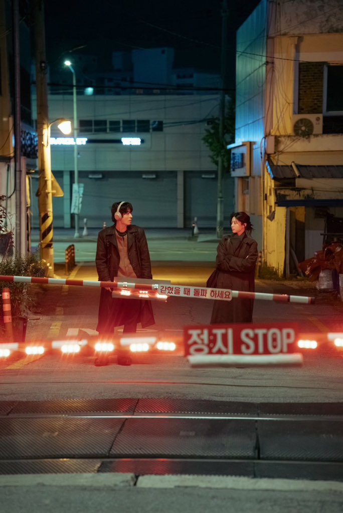 gyjbase's tweet image. ‘We Are All Trying Here’ (모자무싸 영제는) starring Go Younjung and Koo Kyo Hwan, has dropped its first still cut and is slated for a Q2 Netflix release.