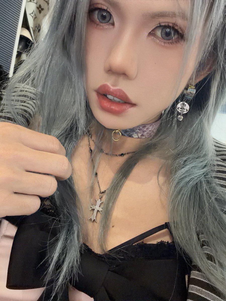 到现在，我偶尔还会戴着项圈出门～更多是把它当装饰，顺便给自己一点自我臣服的隐秘暗示，毕竟那种感觉刻在骨子里了💕

但换到你们身上，就完全不一样了……

项圈就像一条无形的锁链，死死标记着你们的归属：“你已被主人占有”。走在街上，表面一切正常，内心却一直在颤抖——随时意识到自己是臣服的小宠物，那种可能被发现的羞耻感，和随之而来的强烈兴奋，交织在一起，简直让人上瘾到停不下来……😈

#项圈  #雌堕 #调教