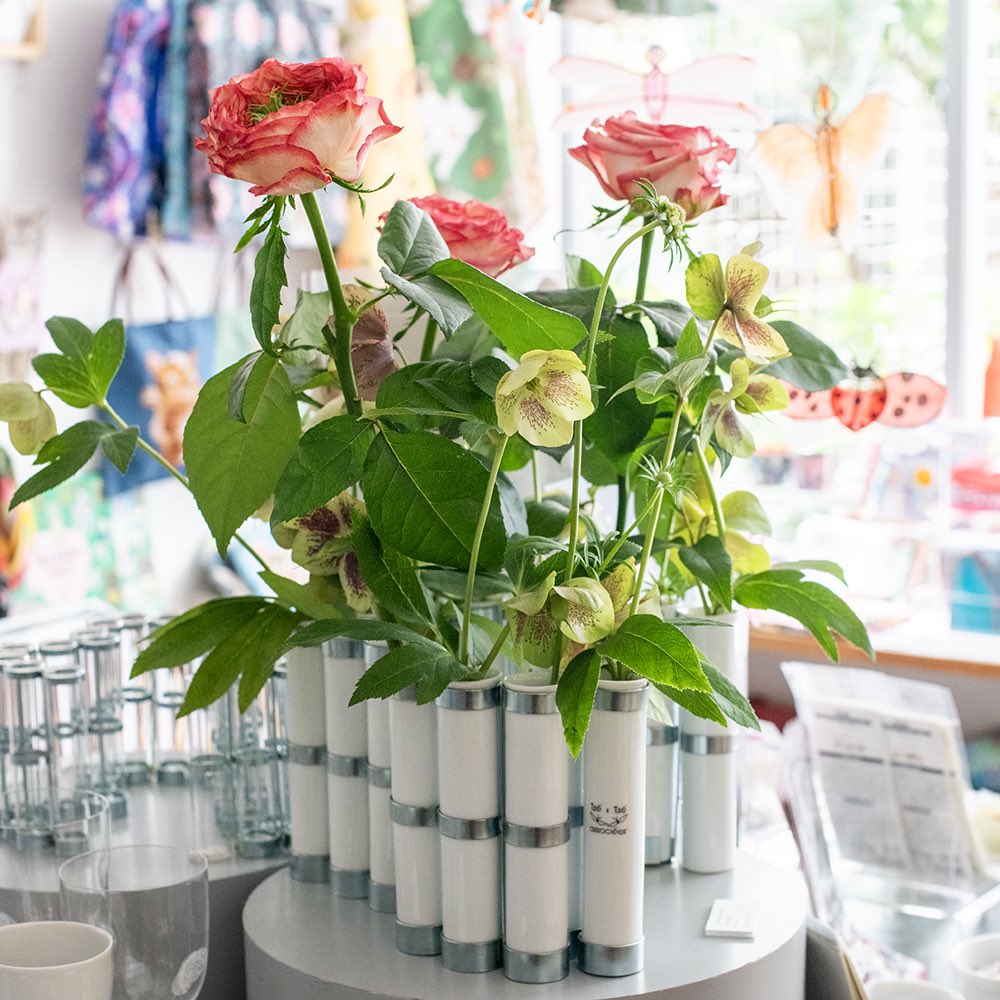 douxdimanche's tweet image. こんにちは🇫🇷今日も6PMまで、みなさまのお越しをお待ちしています

ツェツェ・アソシエ 「四月の花器」と「なまけものの花器」は、植物をさすだけで簡単にフラワーアレンジが楽しめる花器💐

そろそろ春のお花も出回る時期。季節のお花をご自宅でも取り入れてみてくださいね
2dimanche.shop-pro.jp/?mode=cate&amp;amp;cbi…