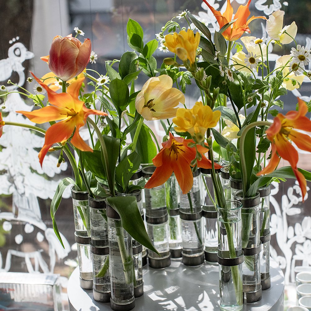 douxdimanche's tweet image. こんにちは🇫🇷今日も6PMまで、みなさまのお越しをお待ちしています

ツェツェ・アソシエ 「四月の花器」と「なまけものの花器」は、植物をさすだけで簡単にフラワーアレンジが楽しめる花器💐

そろそろ春のお花も出回る時期。季節のお花をご自宅でも取り入れてみてくださいね
2dimanche.shop-pro.jp/?mode=cate&amp;amp;cbi…