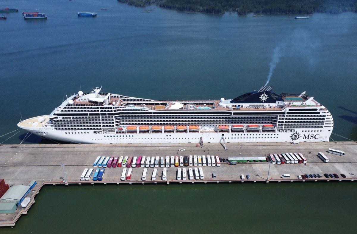 🇻🇳👏The Government orders the public security ministry to work with  @MOFAVietNam to study and propose more open visa policies, with a focus on  expanding unilateral visa exemptions for major and high-potential source