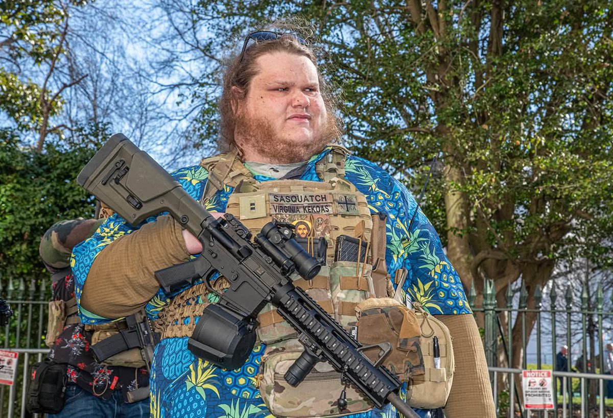 Mikhell26's tweet image. Ya te ví @elwarpig siempre con las causas justas 🏴‍☠️

#FuckIce