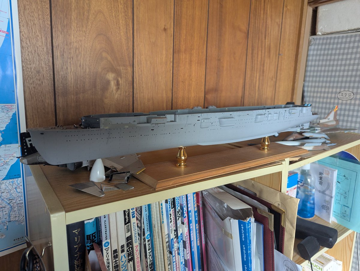 hit26's tweet image. #北艦2027
先日、友人のValさんから次回の北艦のテーマが航空母艦と言うことで作りかけの飛龍をくれた。

「どうでしょうdiasさん、先日買った瑞鶴と合わせて計6隻にしてみては。シュウさんにベリーファイアの信濃を作ってもらえば(龍驤とは言わない)、こりゃ話が違ってきませんか？」