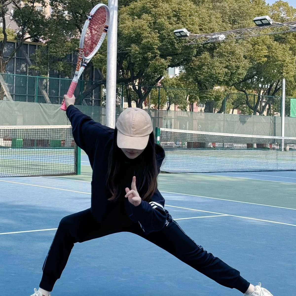 RunJunko722's tweet image. テニスコートで大暴れ中（笑）