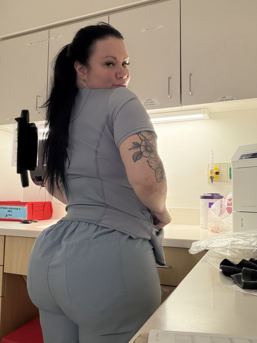 kristinmarielii's tweet image. Wearing mismatched scrubs