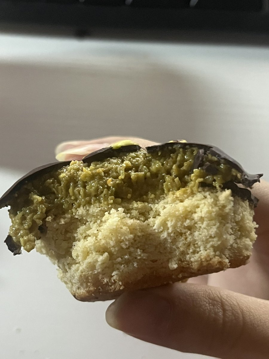 hi7625's tweet image. 사실 두쫀쿠보다 이게 더 맛있는 거 같음 
촉촉원물피쵸맛이고 겉에 쿠키는 살짝 퍽퍽하긴한데 우유랑 먹으면 그냥 난리자베스