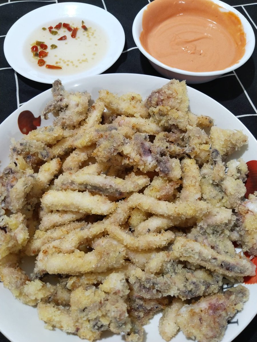 Lenz0819's tweet image. Golden, crispy, and so good 🦑🔥
Calamares ni Lenz for lunch.🐙😻🤤
Mangan tamu😘 ❤

#Calamares #Pusit #SeafoodLovers #FromMarketToKitchen #LutongBahay #PinoyFood #PinoyLunch #UlamIdeas #HomeCooked #KusinaMoments #FoodPhotography #SeafoodCravings #KitchenDiaries #PinoyKitchen