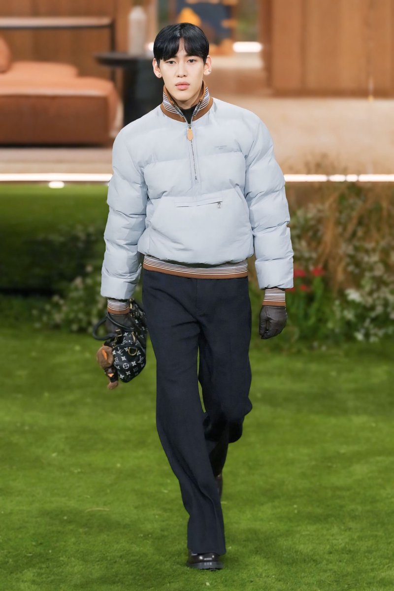 ในโชว์ครั้งที่ผ่านๆ มา เรามักจะคุ้นตากับภาพของ แบมแบม-กันต์พิมุกต์ ในฐานะ House Ambassador ที่นั่งชมโชว์อยู่บริเวณฟรอนต์โรว์ แต่สำหรับการเดินทางไปปารีสเพื่อร่วมงาน Louis Vuitton Men’s Fall-Winter 2026 ครั้งนี้กลับต่างออกไป