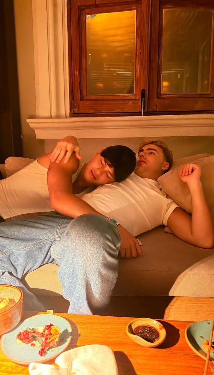Eclipsecaianof's tweet photo. Não tem o hipótese deles dormirem separados 🤭❤️ https://t.co/lKr54J6T7m